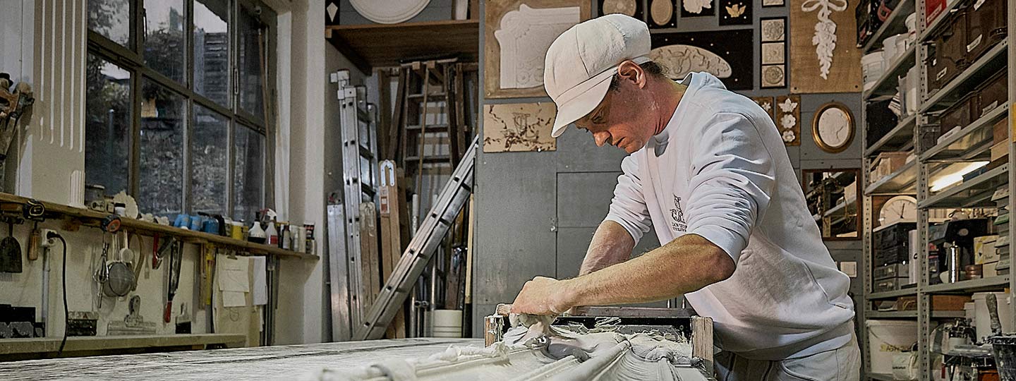 Jan-Ludwig-Stuckateur-beim-Stuckziehen-in-der-Stuckwerkstatt