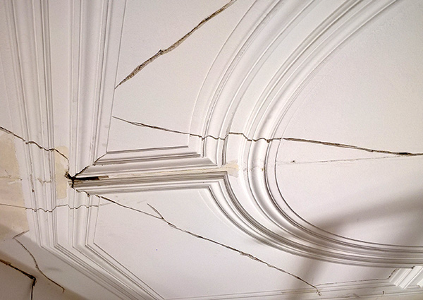 Stuckdecke mit Rissen