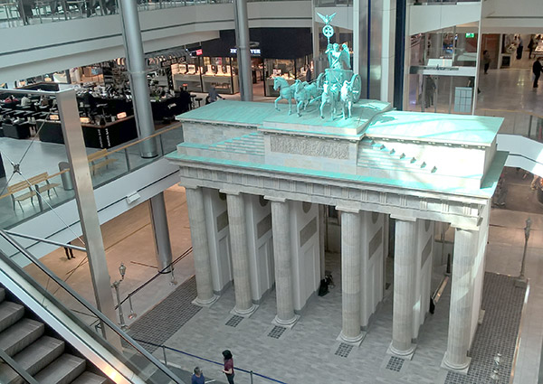 Brandenburger Tor steht im Glattzentrum bei Zürich