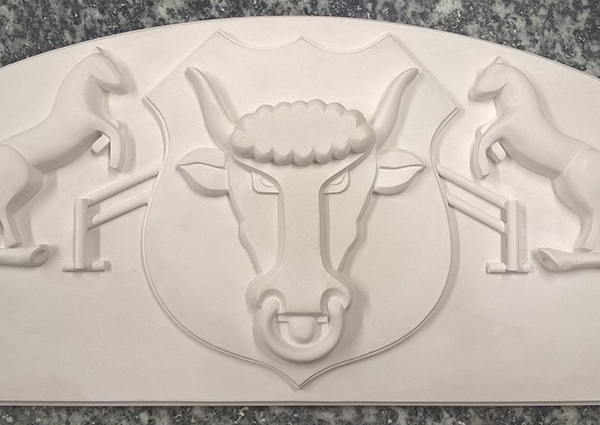 Detail der Sopraporte mit Uri Wappen in der Mitte modelliert aus Stuck